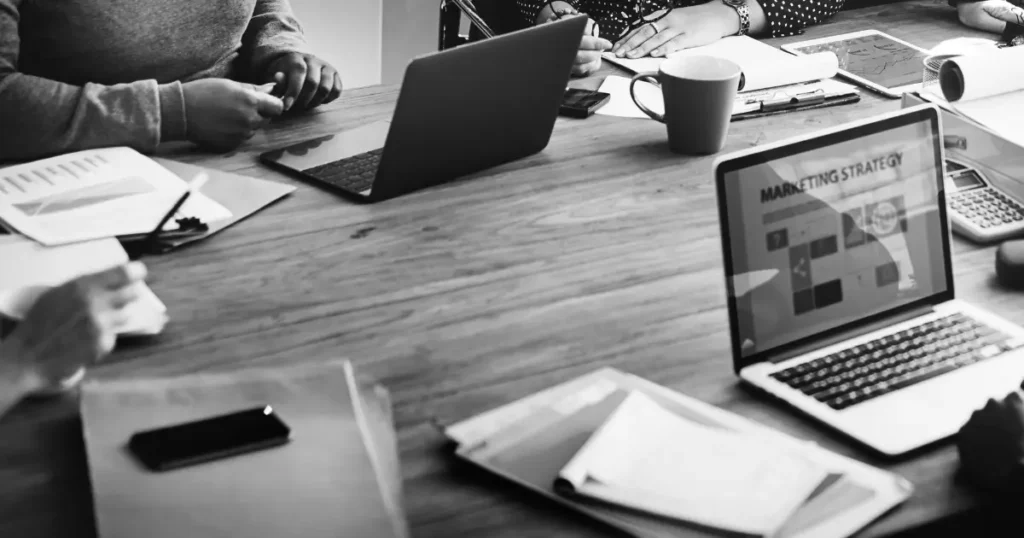 Como uma agência de marketing especializada na cadeia do plástico trabalha diferente de uma agência genérica na prática