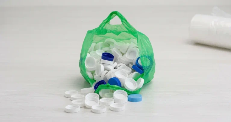 Projeto transforma tampinhas plásticas em apoio à reconstrução mamária